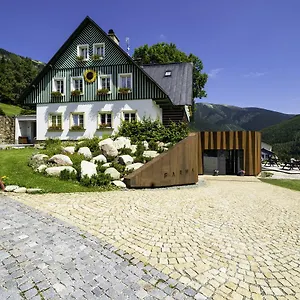 Slunecnice & Panorama Restaurace Farma Guest house